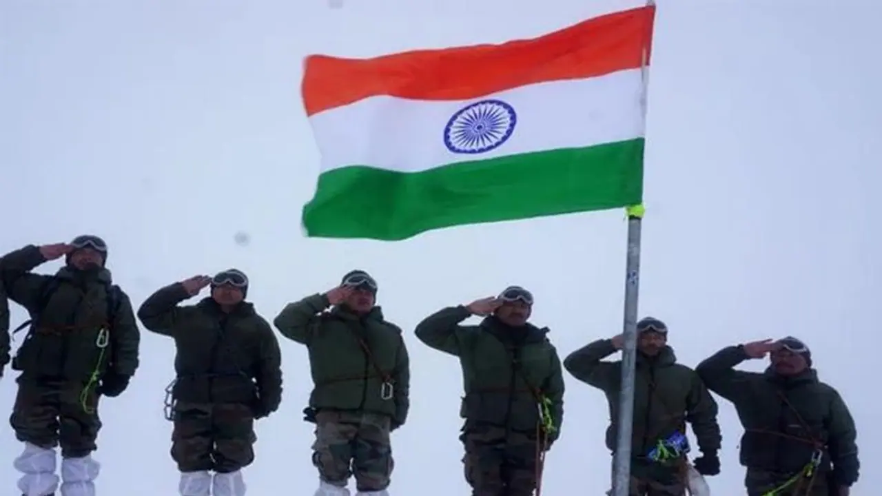 Indian Army: இடுப்பளவு பனியில் சிக்கினாலும் புன்னகையுடன் கடந்து சென்ற ராணுவ வீரர்! நெட்டிசன்கள் பாராட்டு மழை Indian Army: இடுப்பளவு பனியில் சிக்கினாலும் புன்னகையுடன் கடந்து சென்ற ராணுவ வீரர்! நெட்டிசன்கள் பாராட்டு மழை