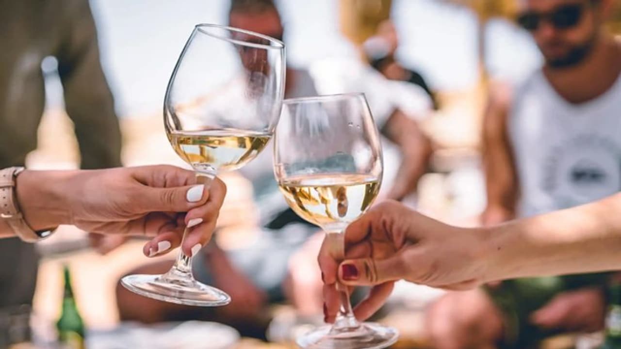 शराब पीने से पहले क्यों कहा जाता है cheers, जानें इसके पीछे की दिलचस्प वजह