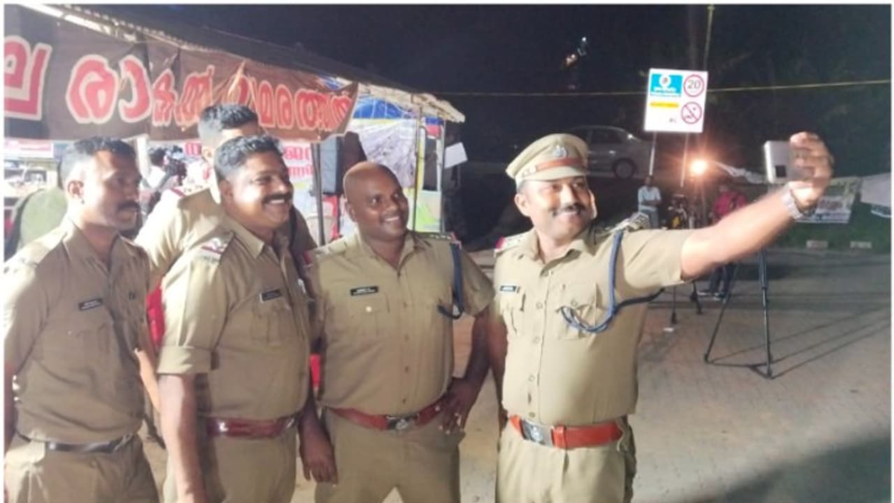 വിഴിഞ്ഞത്ത് ആശങ്കയൊഴിഞ്ഞു; സെല്‍ഫിയെടുത്ത് ആഘോഷമാക്കി പൊലീസുകാര്‍ 