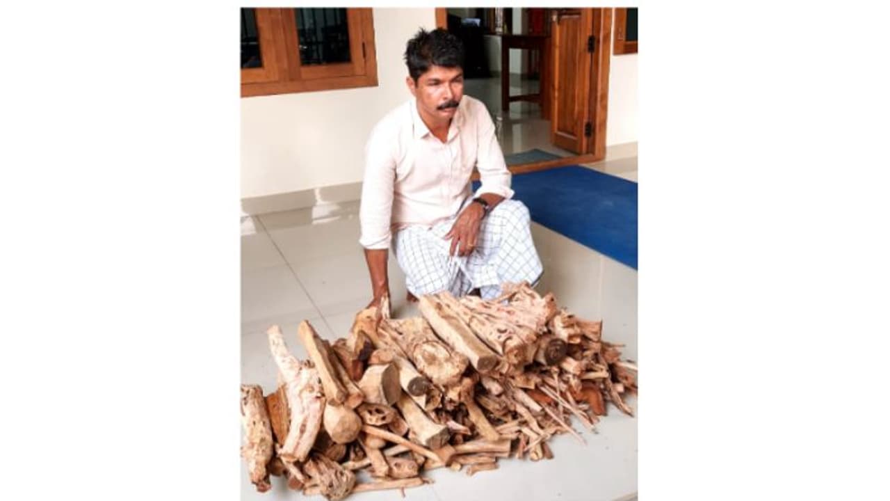 വില്പനക്കായി വീട്ടിൽ സൂക്ഷിച്ച 40 കിലോ അനധികൃത ചന്ദനത്തടികൾ വനം വകുപ്പ് പിടികൂടി; ഒരാൾ അറസ്റ്റിൽ വില്പനക്കായി വീട്ടിൽ സൂക്ഷിച്ച 40 കിലോ അനധികൃത ചന്ദനത്തടികൾ വനം വകുപ്പ് പിടികൂടി; ഒരാൾ അറസ്റ്റിൽ