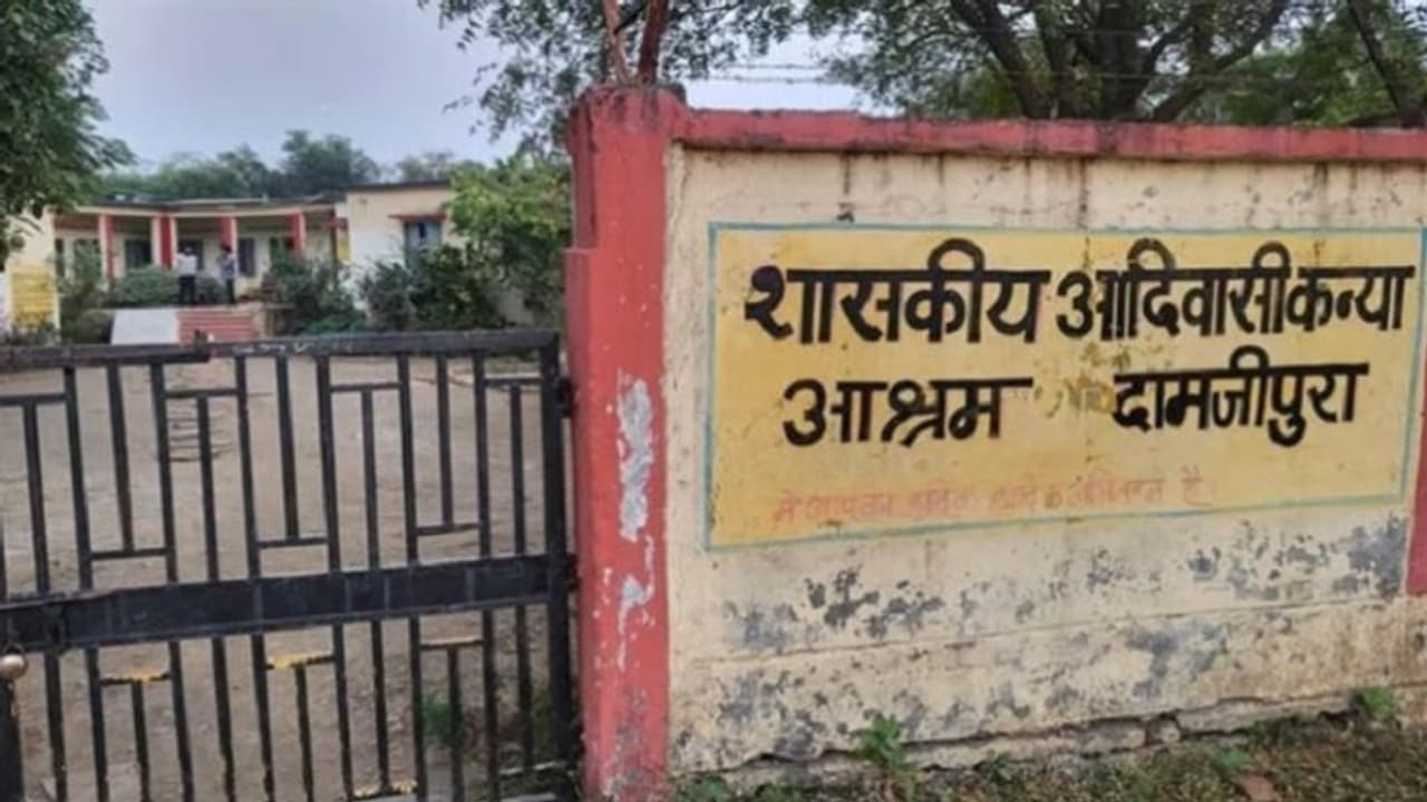 हॉस्टल में पांचवी की छात्रा को जूतों की माला पहनाकर घुमाया, इस बात का आरोप लगाकर दी क्रूर सजा हॉस्टल में पांचवी की छात्रा को जूतों की माला पहनाकर घुमाया, इस बात का आरोप लगाकर दी क्रूर सजा