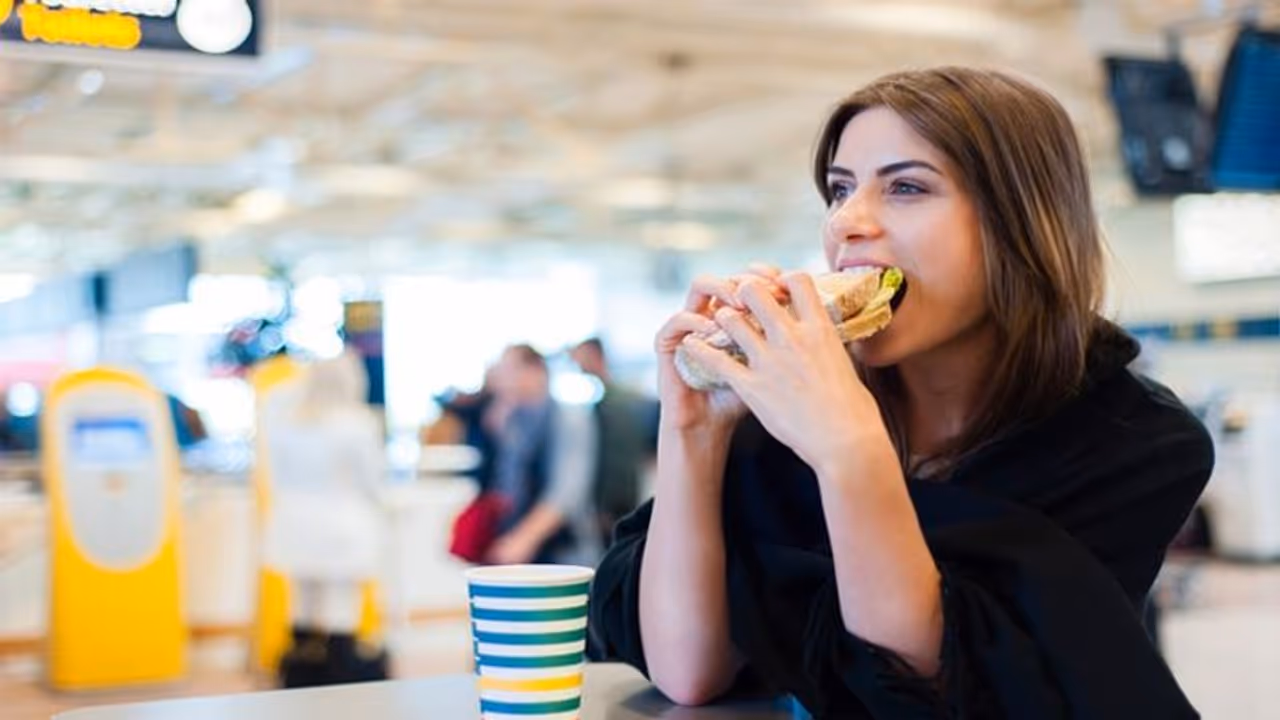 एयरपोर्ट ने बस दो रुपए में मिलेगा भर पेट खाना, बस आपके पास होना चाहिए यह कार्ड्स