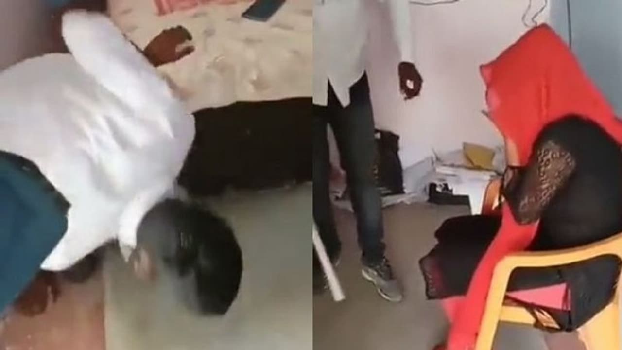 गाजीपुर: लव मैरिज करने पर प्रधान ने प्रेमी युगल को दी खौफनाक सजा, वायरल वीडियो देख रह जाएंगे दंग गाजीपुर: लव मैरिज करने पर प्रधान ने प्रेमी युगल को दी खौफनाक सजा, वायरल वीडियो देख रह जाएंगे दंग