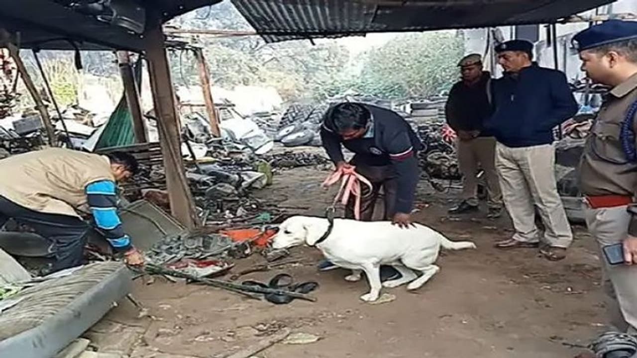 वाराणसी: कार की सीट बेल्ट से बने फंदे पर दुकान में लटका मिला कारोबारी का शव, मृतक की मां ने जताई ऐसी आशंका वाराणसी: कार की सीट बेल्ट से बने फंदे पर दुकान में लटका मिला कारोबारी का शव, मृतक की मां ने जताई ऐसी आशंका