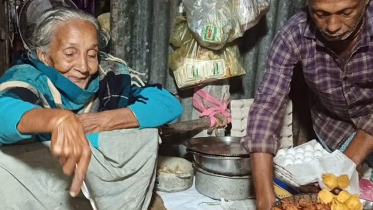 ಬೊಚ್ಚು ಬಾಯಿ ತುಂಬಾ ನಗುವಿನೊಂದಿಗೆ 2.50 ರೂ.ಗೆ ಸಮೋಸ ನೀಡುವ 80ರ ಹರೆಯದ ಅಜ್ಜಿ