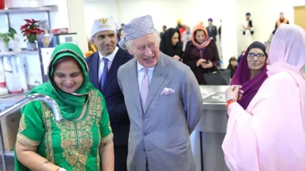 గురుద్వారను సందర్శించిన బ్రిటన్ కింగ్ చార్లెస్ III .. గుడ్డుతో దాడి చేసిన వ్యక్తి అరెస్టు గురుద్వారను సందర్శించిన బ్రిటన్ కింగ్ చార్లెస్ III .. గుడ్డుతో దాడి చేసిన వ్యక్తి అరెస్టు