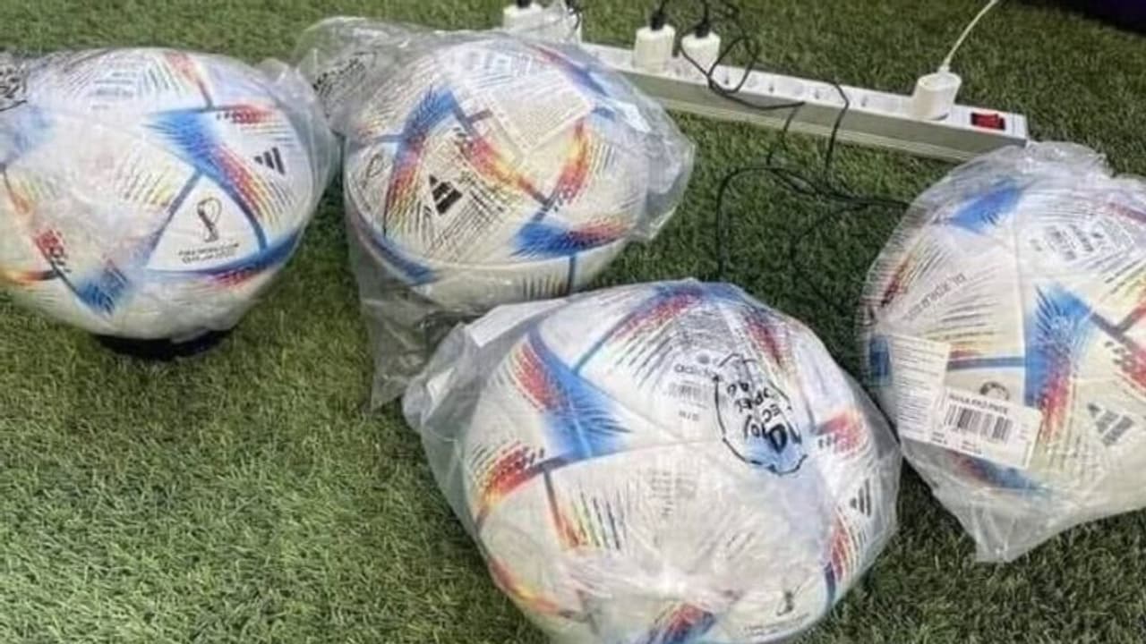 ലോകകപ്പിലെ പന്തുകള്ക്ക് കാറ്റ് മാത്രം പോര, ചാര്ജും ചെയ്യണം! കാരണമറിയാം ലോകകപ്പിലെ പന്തുകള്ക്ക് കാറ്റ് മാത്രം പോര, ചാര്ജും ചെയ്യണം! കാരണമറിയാം