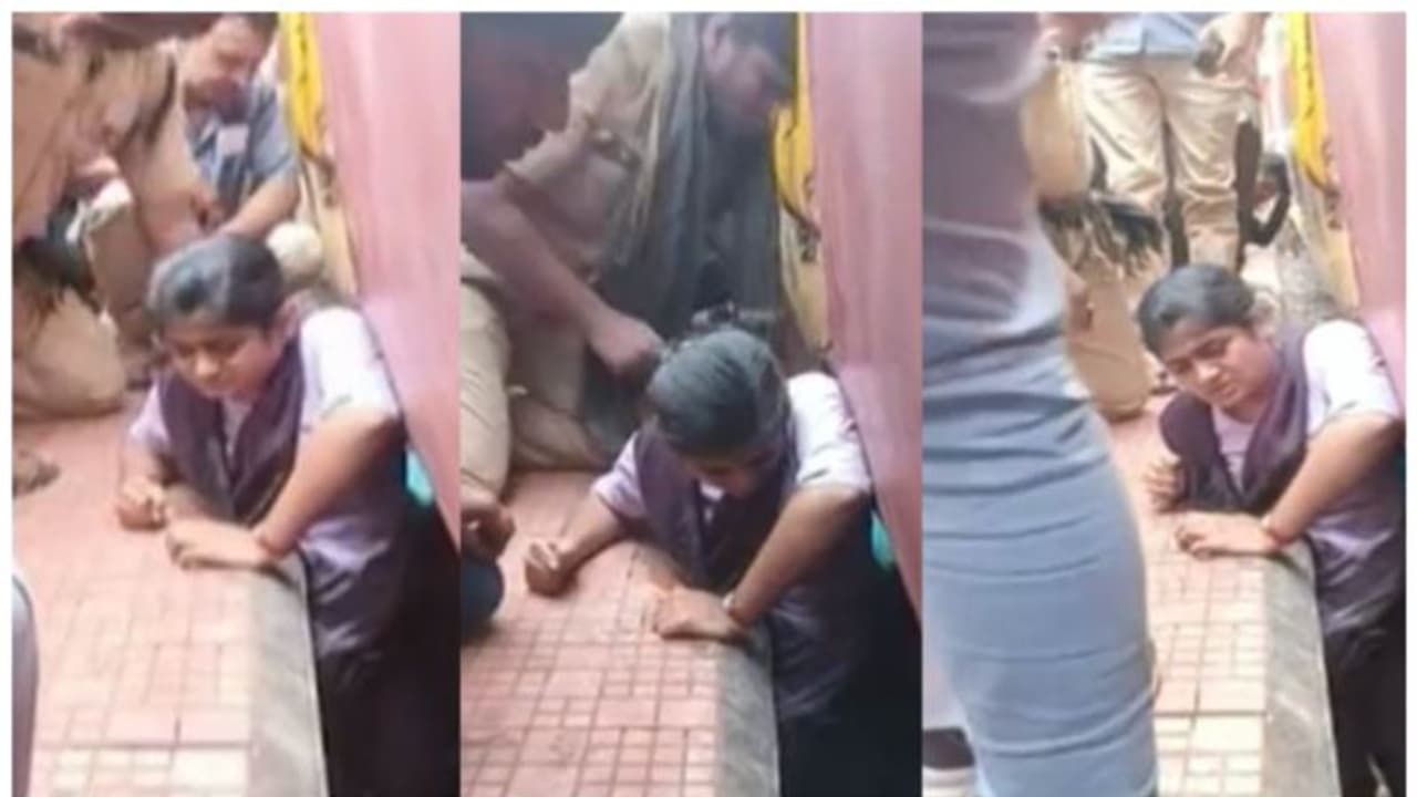 ട്രെയിനിൽ നിന്ന് ഇറങ്ങവേ, ട്രാക്കിനും പ്ലാറ്റ്ഫോമിനും ഇടയിലേക്ക് തെന്നിവീണ് വിദ്യാർത്ഥിനി; രക്ഷിച്ചു; വീഡിയോ ട്രെയിനിൽ നിന്ന് ഇറങ്ങവേ, ട്രാക്കിനും പ്ലാറ്റ്ഫോമിനും ഇടയിലേക്ക് തെന്നിവീണ് വിദ്യാർത്ഥിനി; രക്ഷിച്ചു; വീഡിയോ