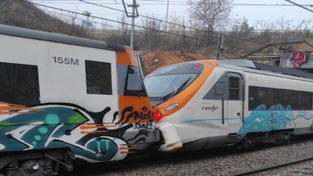 Train Accident: स्टेशन पर खड़ी ट्रेन को पीछे से दूसरी ट्रेन ने मारी टक्कर, कम से कम 150 लोग घायल Train Accident: स्टेशन पर खड़ी ट्रेन को पीछे से दूसरी ट्रेन ने मारी टक्कर, कम से कम 150 लोग घायल