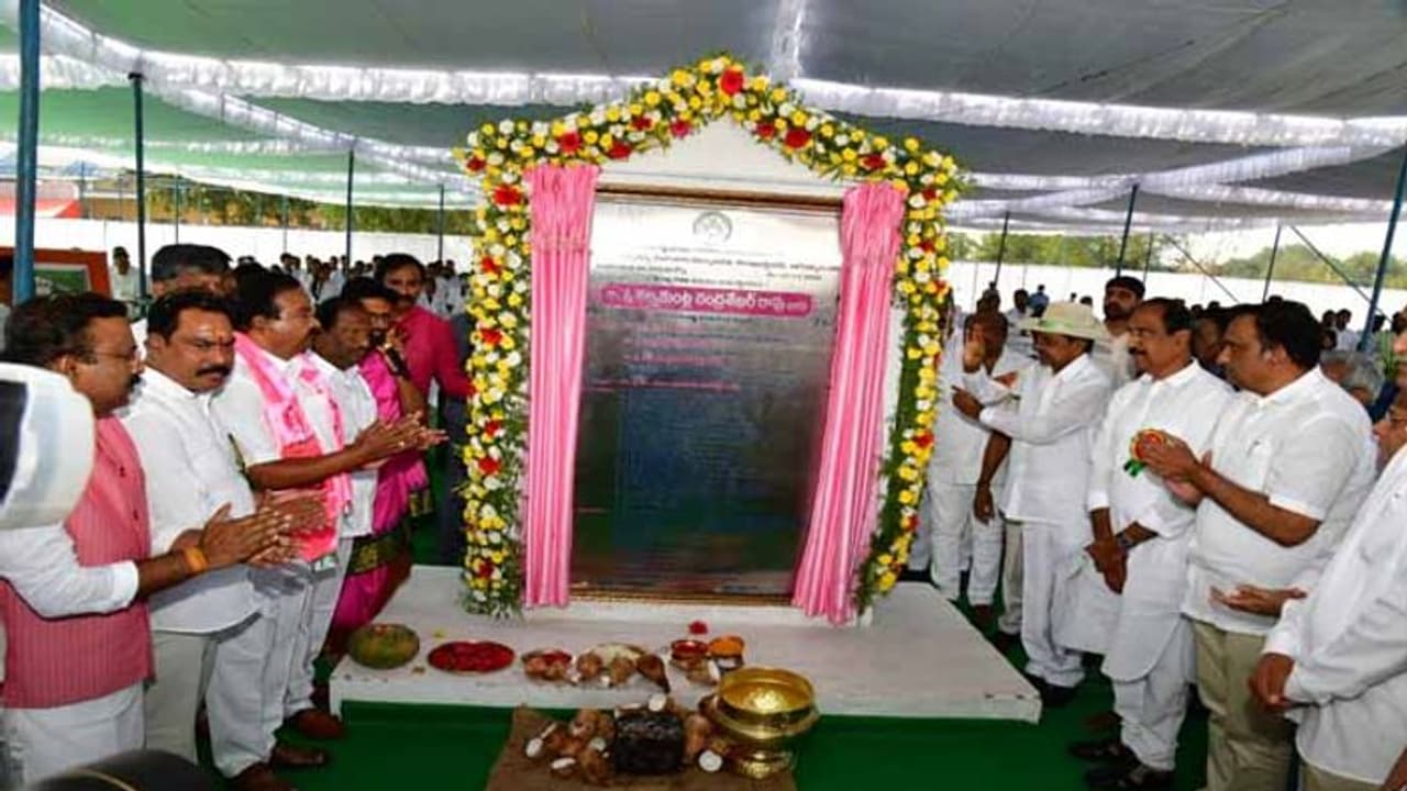 భారత రాజకీయాలను తెలంగాణ ప్రభావితం చేయాలి: జగిత్యాల సభలో కేసీఆర్ భారత రాజకీయాలను తెలంగాణ ప్రభావితం చేయాలి: జగిత్యాల సభలో కేసీఆర్