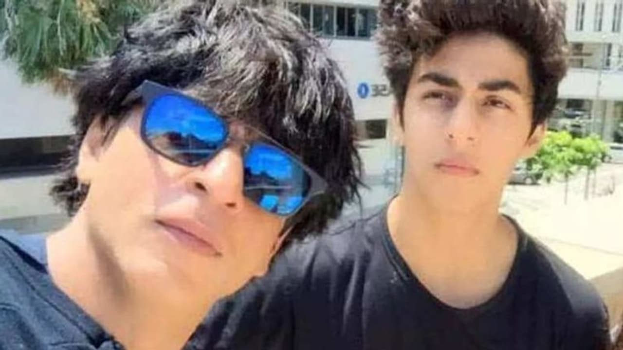 షారుఖ్ ఖాన్ వారసుడు ఆర్యన్ ఖాన్ సిల్వర్ స్క్రీన్ ఎంట్రీ.. హీరోగా మాత్రం కాదట. షారుఖ్ ఖాన్ వారసుడు ఆర్యన్ ఖాన్ సిల్వర్ స్క్రీన్ ఎంట్రీ.. హీరోగా మాత్రం కాదట.