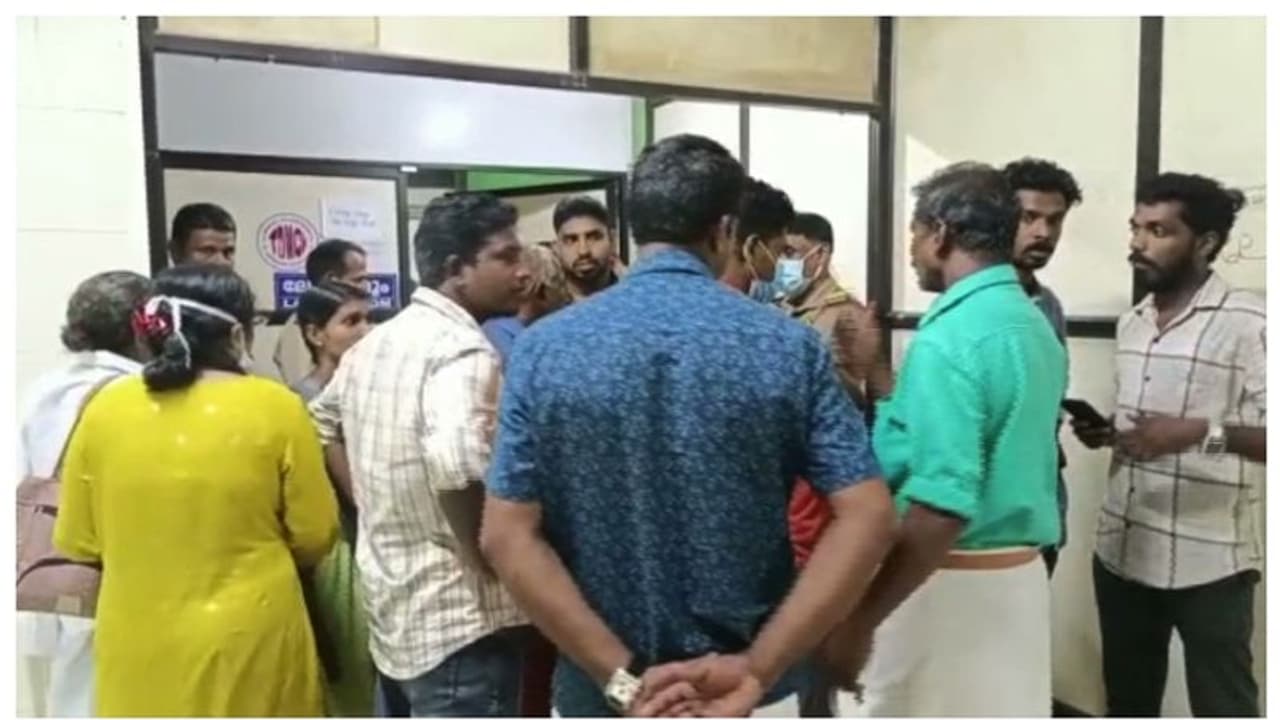 ആലപ്പുഴ മെഡി. കോളേജില് അമ്മയും കുഞ്ഞും മരിച്ച സംഭവം: ഡോ. തങ്കു തോമസ് കോശിയെ മാറ്റിനിര്ത്തും ആലപ്പുഴ മെഡി. കോളേജില് അമ്മയും കുഞ്ഞും മരിച്ച സംഭവം: ഡോ. തങ്കു തോമസ് കോശിയെ മാറ്റിനിര്ത്തും