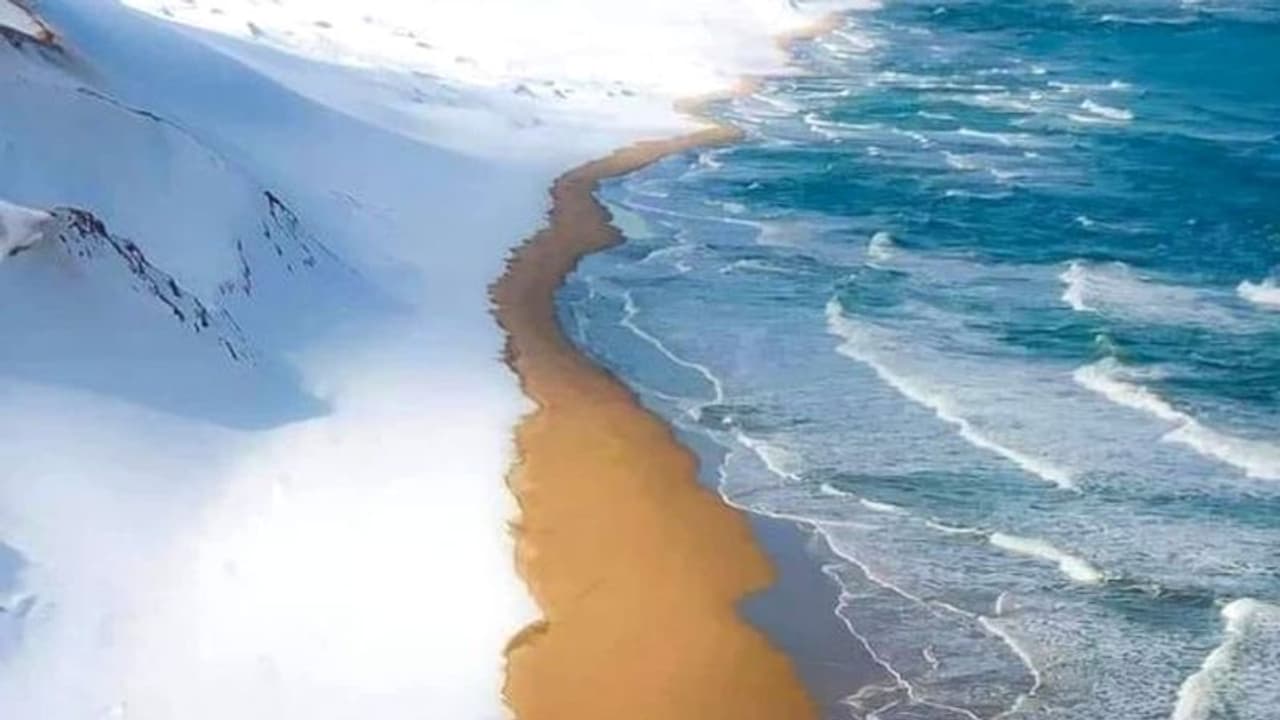 பனி + மணல் + கடல் = செம போட்டோ.! சோசியல் மீடியாவில் வைரலாகும் சூப்பர் கடற்கரை எங்கு இருக்கு தெரியுமா ?