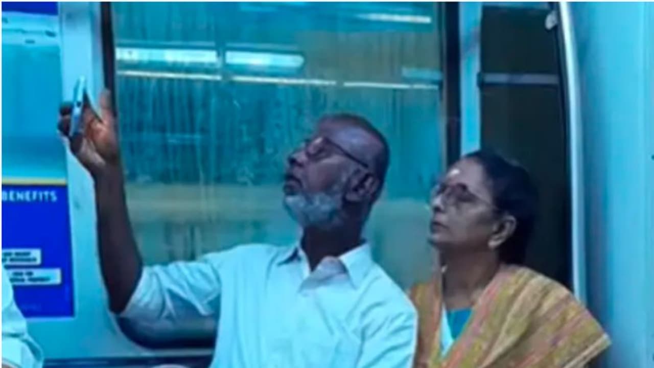 മെട്രോയ്ക്കുള്ളില് സെല്ഫി എടുക്കാന് കഷ്ടപ്പെടുന്ന ദമ്പതികള്; വൈറലായി വീഡിയോ മെട്രോയ്ക്കുള്ളില് സെല്ഫി എടുക്കാന് കഷ്ടപ്പെടുന്ന ദമ്പതികള്; വൈറലായി വീഡിയോ