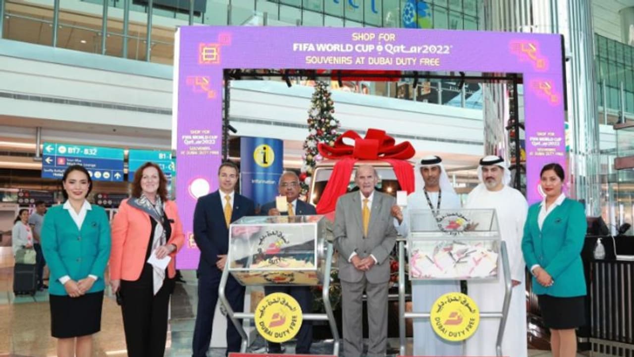 വീണ്ടുമൊരു മലയാളിക്ക് യുഎഇയില് ഭാഗ്യ സമ്മാനം; വിമാനത്താവളത്തില് വെച്ച് എടുത്ത ടിക്കറ്റിലൂടെ കൈവന്നത് 7 കോടി വീണ്ടുമൊരു മലയാളിക്ക് യുഎഇയില് ഭാഗ്യ സമ്മാനം; വിമാനത്താവളത്തില് വെച്ച് എടുത്ത ടിക്കറ്റിലൂടെ കൈവന്നത് 7 കോടി