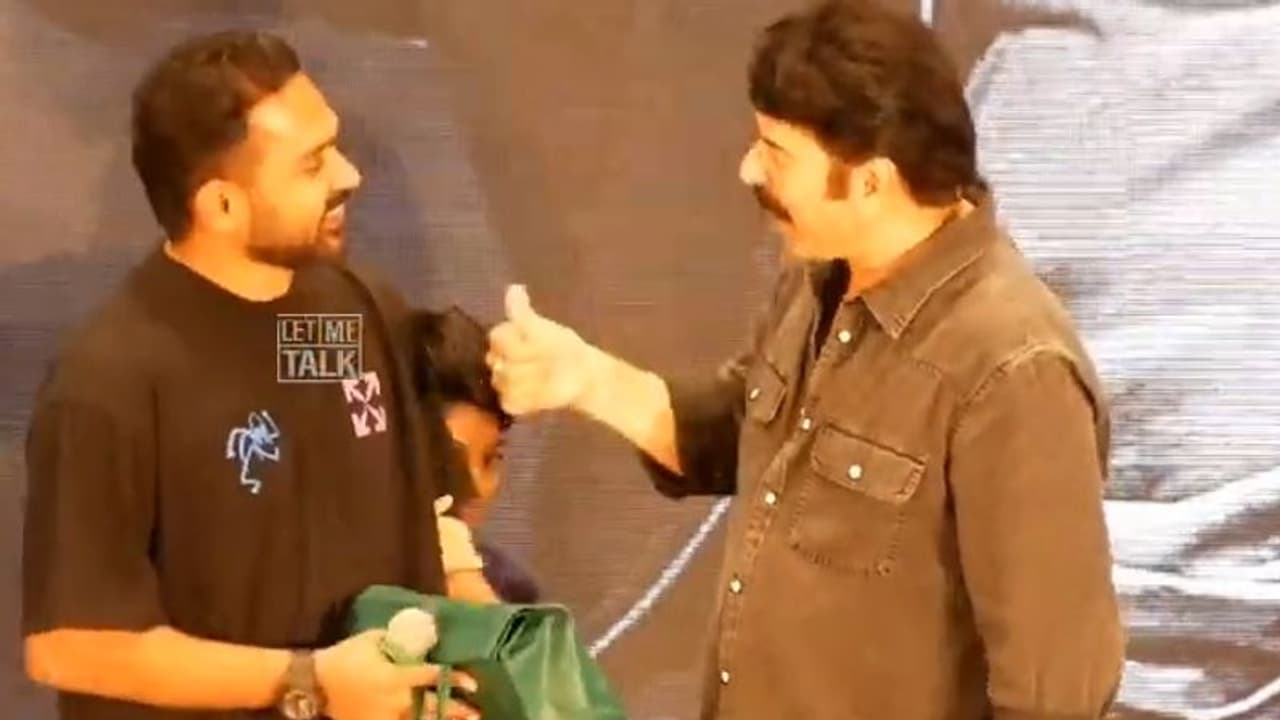 റോളക്സ് വാച്ച് വാങ്ങിച്ചുതരുമോ എന്ന് ആസിഫ് അലി, സര്പ്രൈസ് സമ്മാനവുമായി മമ്മൂട്ടി റോളക്സ് വാച്ച് വാങ്ങിച്ചുതരുമോ എന്ന് ആസിഫ് അലി, സര്പ്രൈസ് സമ്മാനവുമായി മമ്മൂട്ടി