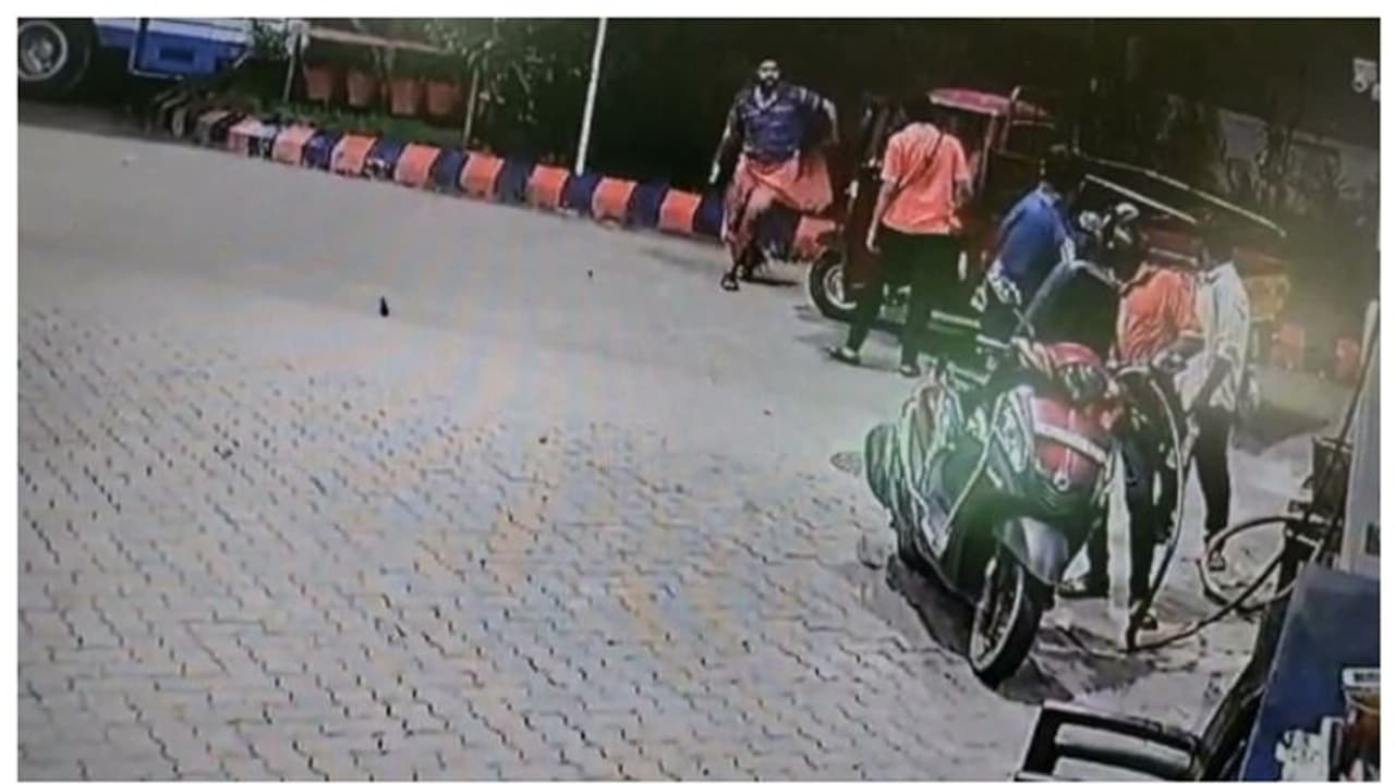 മാലിന്യങ്ങള് പെട്രോള് പമ്പില് തള്ളി, ചോദ്യം ചെയ്ത ജീവനക്കാരന് ക്രൂരമര്ദനം മാലിന്യങ്ങള് പെട്രോള് പമ്പില് തള്ളി, ചോദ്യം ചെയ്ത ജീവനക്കാരന് ക്രൂരമര്ദനം