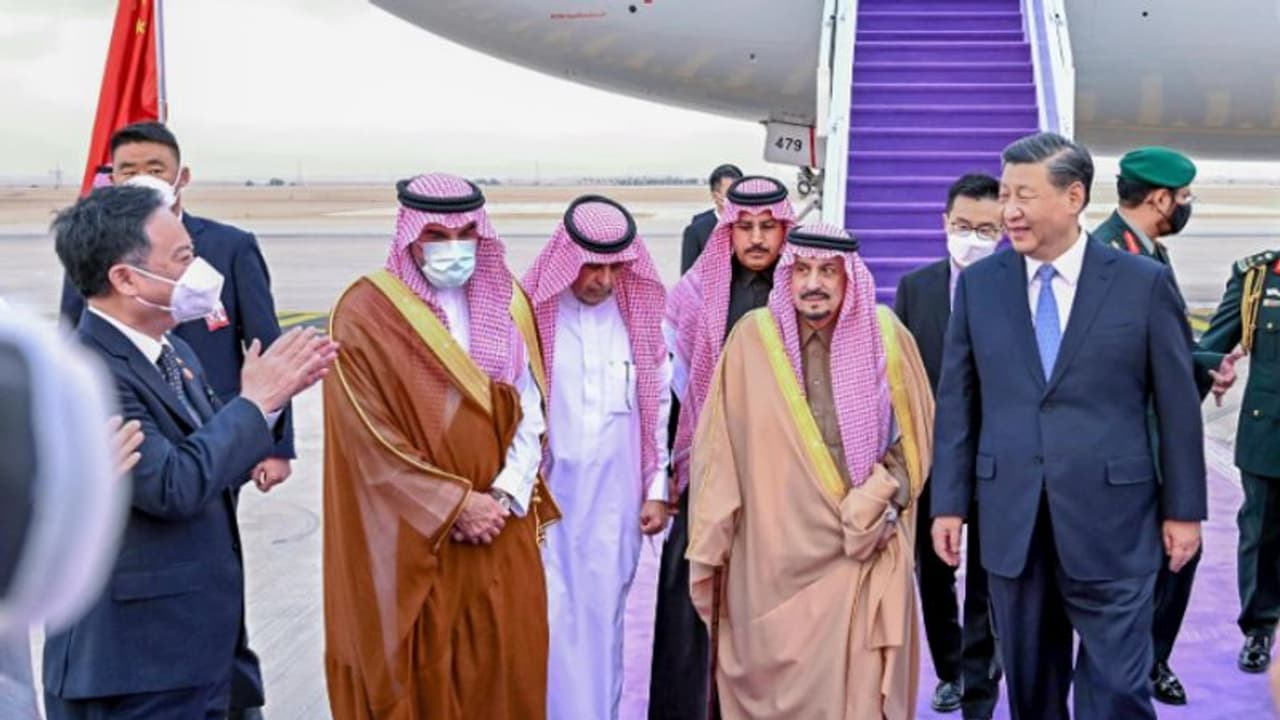 ചൈനീസ് പ്രസിഡൻറ് ഷി ജിൻപിങ്ങിന്റെ സൗദി സന്ദർശനത്തിന് തുടക്കം ചൈനീസ് പ്രസിഡൻറ് ഷി ജിൻപിങ്ങിന്റെ സൗദി സന്ദർശനത്തിന് തുടക്കം