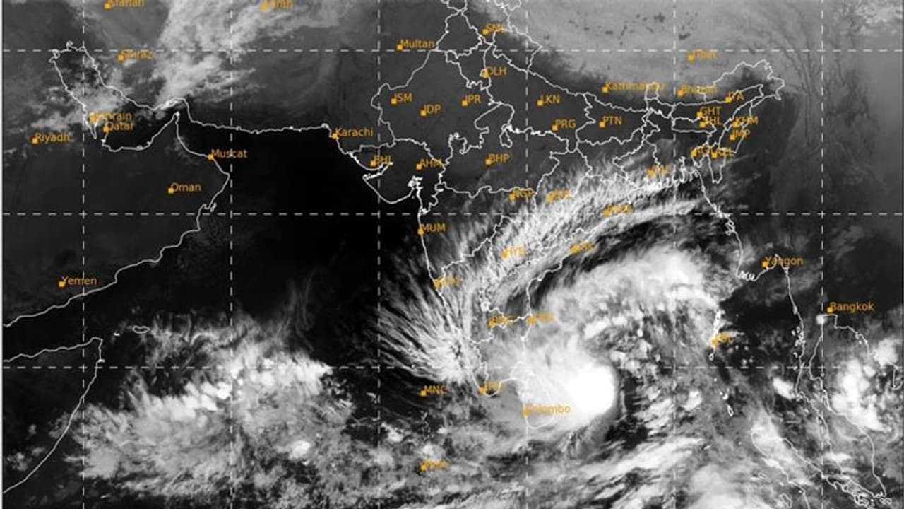 சென்னையிலிருந்து 700 கி.மீ. தொலைவில் ஆழ்ந்த காற்றழுத்த தாழ்வு மண்டலம்... இந்திய வானிலை ஆய்வு மையம் தகவல்!! சென்னையிலிருந்து 700 கி.மீ. தொலைவில் ஆழ்ந்த காற்றழுத்த தாழ்வு மண்டலம்... இந்திய வானிலை ஆய்வு மையம் தகவல்!!