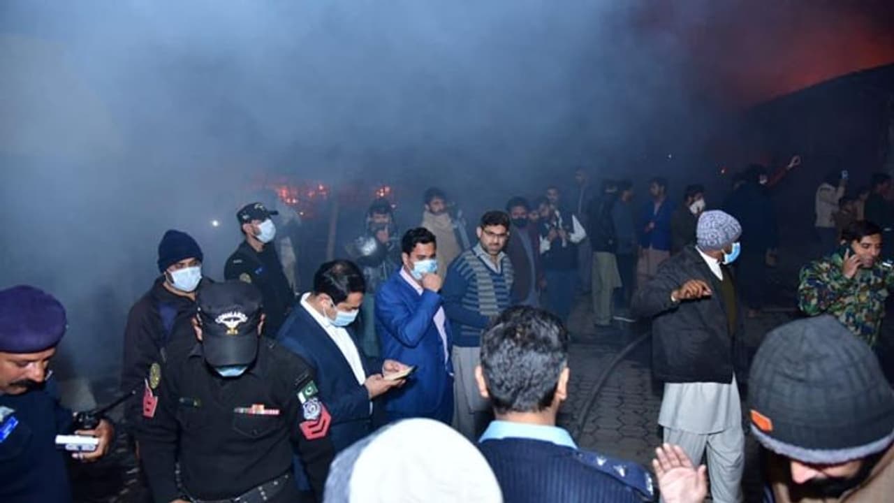 Horrific fire: इस्लामाबाद के इतवार बाजार में 300 दुकानें जलकर खाक, अब माल की चोरी रोकने टाइट सिक्योरिटी Horrific fire: इस्लामाबाद के इतवार बाजार में 300 दुकानें जलकर खाक, अब माल की चोरी रोकने टाइट सिक्योरिटी