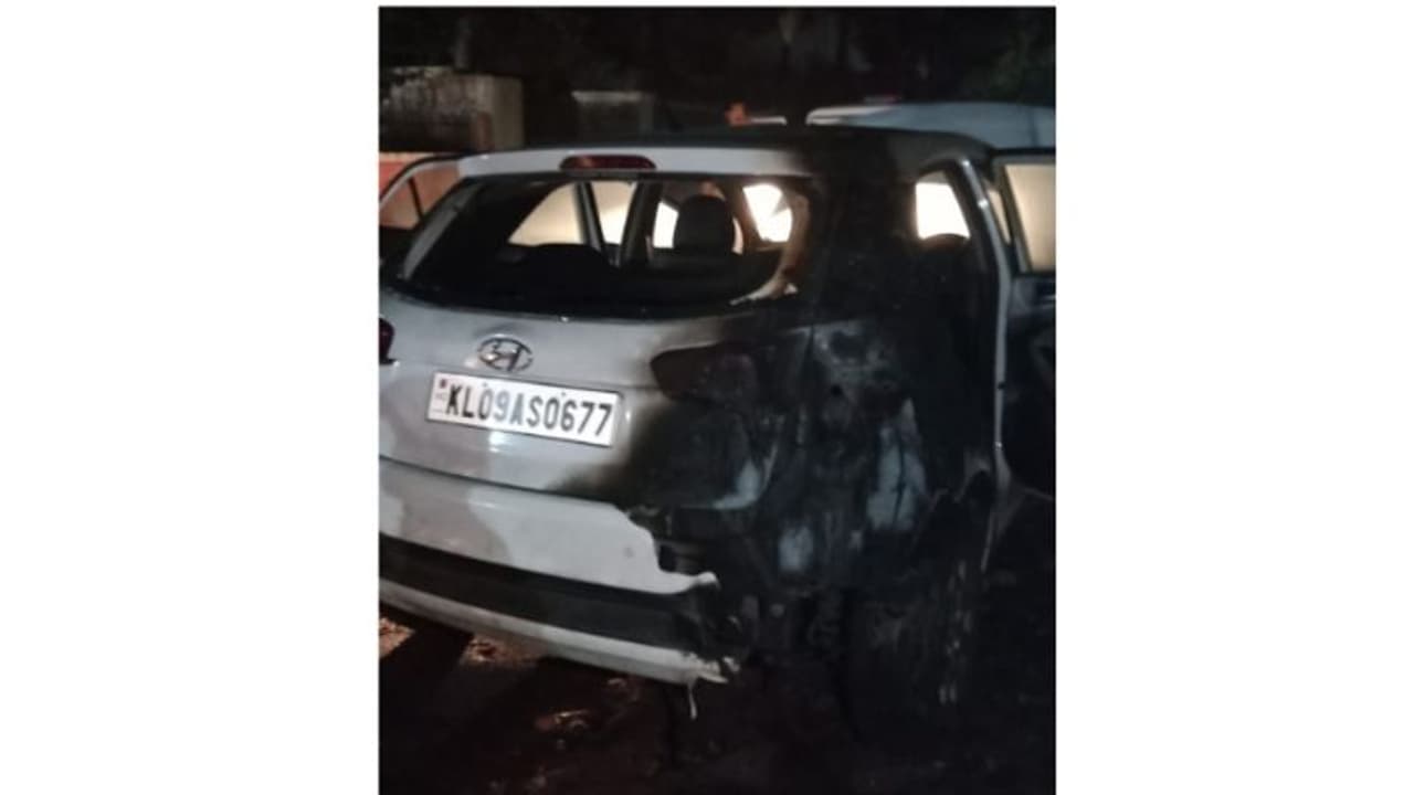 വീടിന് മുന്നില് നിര്ത്തിയിട്ട കാറും ബൈക്കും കത്തിനശിച്ച നിലയിൽ വീടിന് മുന്നില് നിര്ത്തിയിട്ട കാറും ബൈക്കും കത്തിനശിച്ച നിലയിൽ