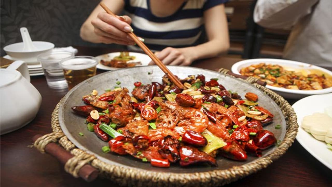 तीखा खाना खाने की वजह से महिला की टूट कई 4 पसलियां, जानें दंग करने वाला केस