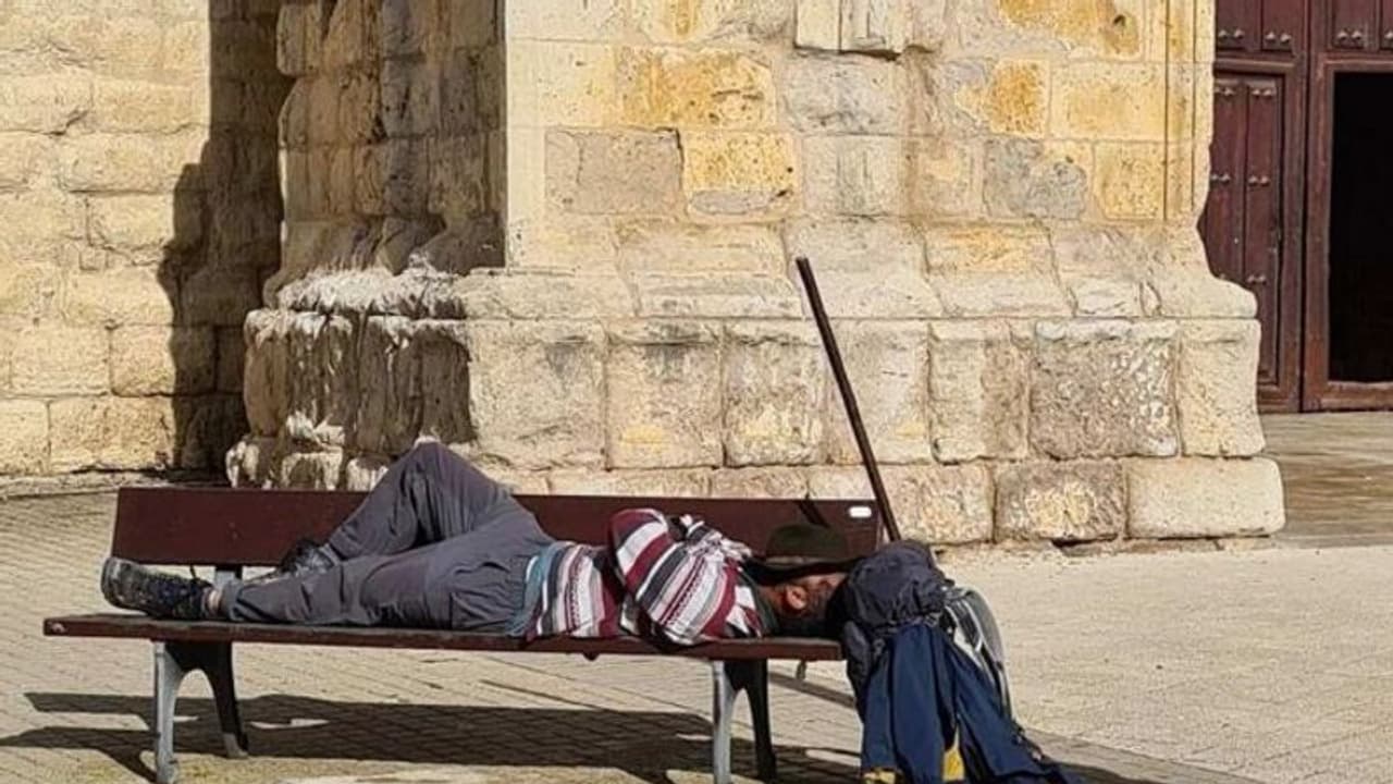 ചാരു ബെഞ്ചില് കിടന്നുറങ്ങുന്ന പ്രണവ് മോഹൻലാല്, എവിടെയാണെന്ന അന്വേഷണവുമായി ആരാധകര് ചാരു ബെഞ്ചില് കിടന്നുറങ്ങുന്ന പ്രണവ് മോഹൻലാല്, എവിടെയാണെന്ന അന്വേഷണവുമായി ആരാധകര്