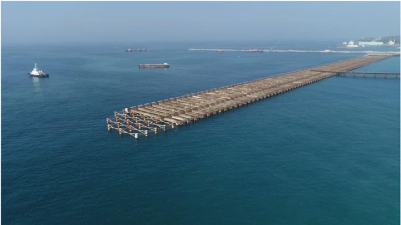 അനിശ്ചിതത്വം നീങ്ങി; വിഴിഞ്ഞം തുറമുഖ നിർമാണം വീണ്ടും തുടങ്ങി, ഇരട്ടി വേഗത്തിൽ പൂർത്തിയാക്കാന് നീക്കം അനിശ്ചിതത്വം നീങ്ങി; വിഴിഞ്ഞം തുറമുഖ നിർമാണം വീണ്ടും തുടങ്ങി, ഇരട്ടി വേഗത്തിൽ പൂർത്തിയാക്കാന് നീക്കം