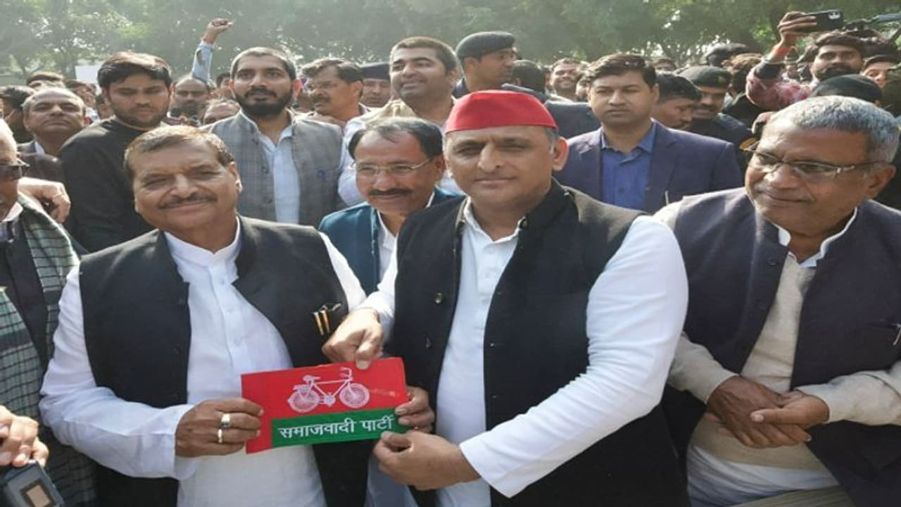 डिंपल यादव को रिकॉर्ड वोट दिलाने वाले शिवपाल यादव की घर वापसी, प्रसपा का समाजवादी पार्टी में हुआ विलय