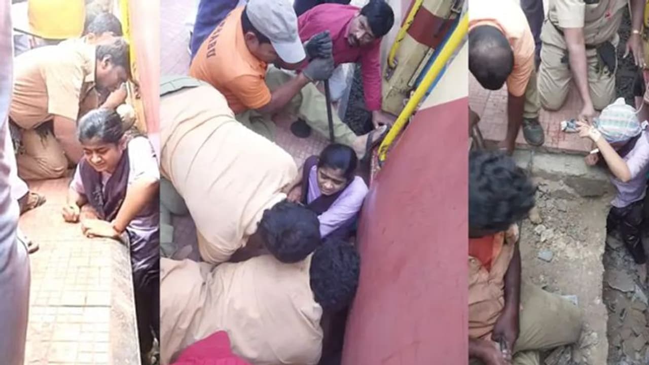 நடைமேடைக்கும், ரயிலுக்கும் இடையில் சிக்கி கொண்ட சசிகலா.. 1.30 மணிநேரம் போராடி பத்திரமாக மீட்பு..! நடைமேடைக்கும், ரயிலுக்கும் இடையில் சிக்கி கொண்ட சசிகலா.. 1.30 மணிநேரம் போராடி பத்திரமாக மீட்பு..!