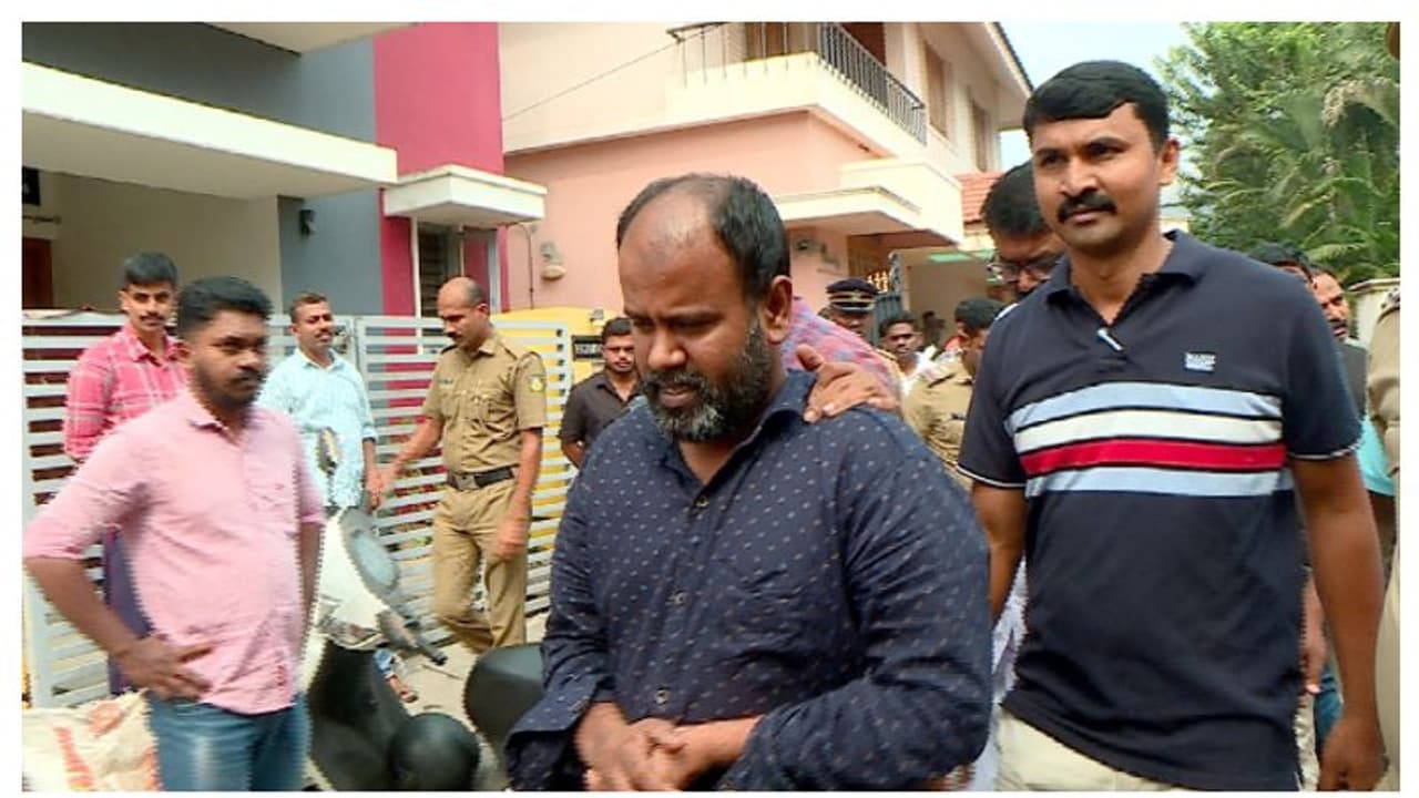 വീടുവാങ്ങി മോടി പിടിപ്പിച്ചപ്പോള് നാട്ടുകാര്ക്ക് സംശയം; ഒരുവര്ഷം മുമ്പ് 50 പവന് മോഷ്ടിച്ച യുവാവ് കുടുങ്ങി വീടുവാങ്ങി മോടി പിടിപ്പിച്ചപ്പോള് നാട്ടുകാര്ക്ക് സംശയം; ഒരുവര്ഷം മുമ്പ് 50 പവന് മോഷ്ടിച്ച യുവാവ് കുടുങ്ങി