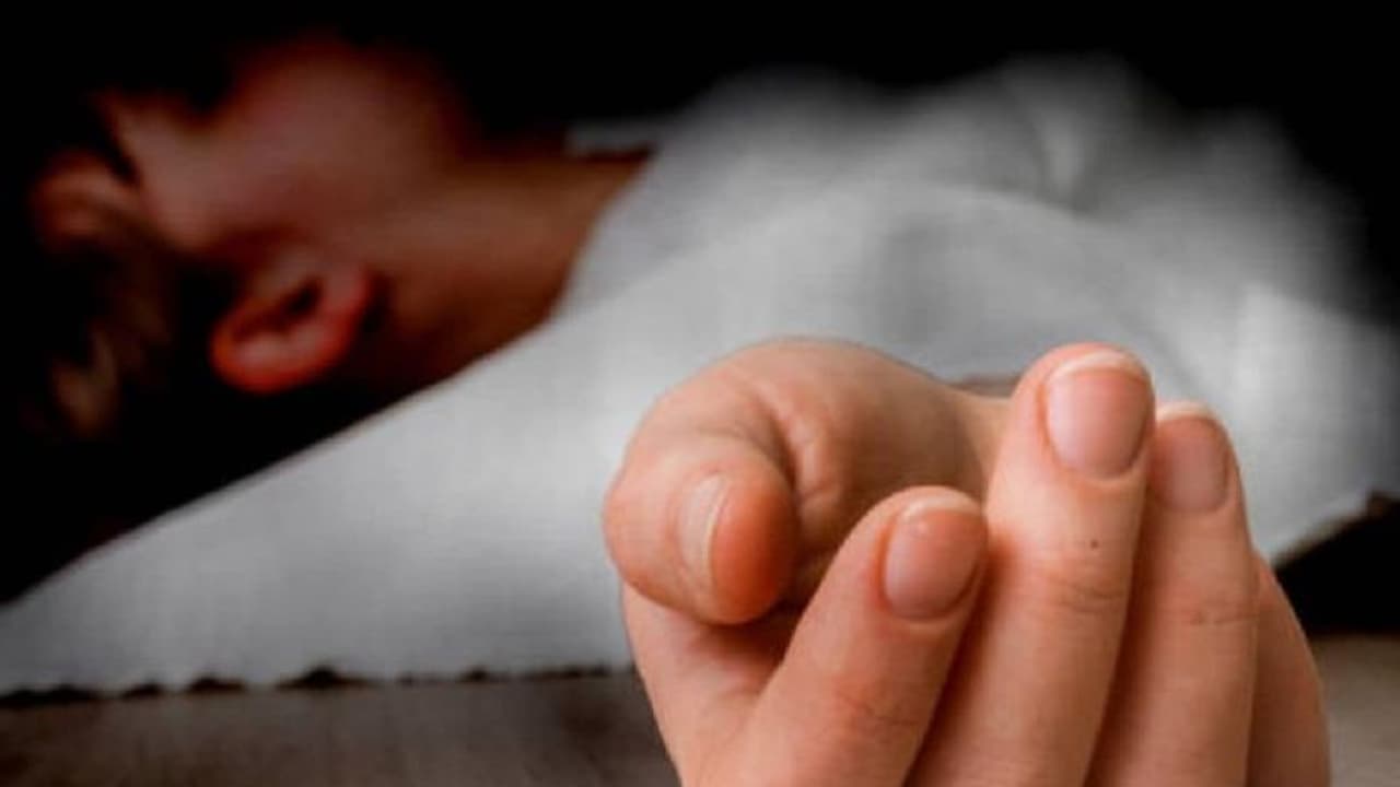 दुखद मामला: 11वीं के छात्र ने पढ़ाई के प्रेशर में किया सुसाइड, पिता की बंदूक से उड़ा ली खुद की खोपड़ी दुखद मामला: 11वीं के छात्र ने पढ़ाई के प्रेशर में किया सुसाइड, पिता की बंदूक से उड़ा ली खुद की खोपड़ी