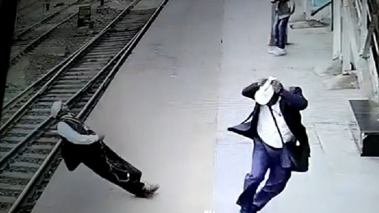 ಕರೆಂಟ್ ವೈರ್ ಮೈಮೇಲೆ ಬಿದ್ದು ದೂರ ಚಿಮ್ಮಿದ ವ್ಯಕ್ತಿ: ಭಯಾನಕ ವಿಡಿಯೋ