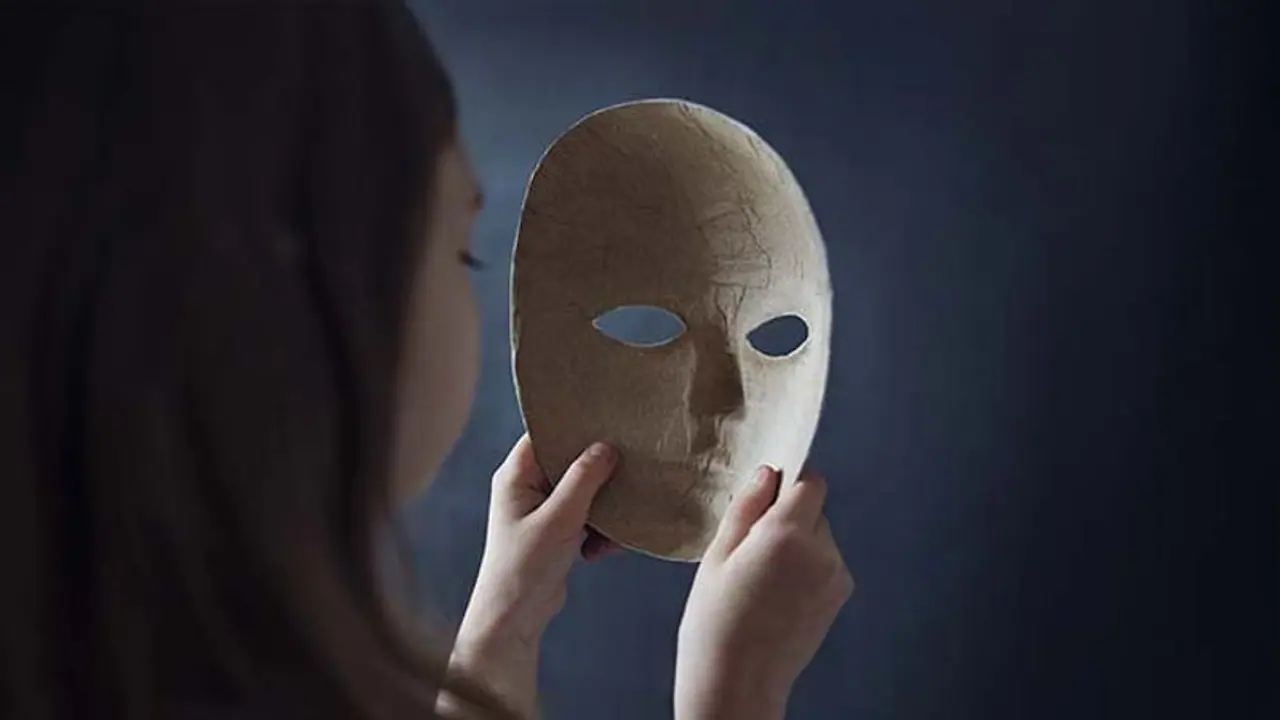 सभी के आस पास होते हैं ऐसे लोग, मुसीबतों से बचना चाहते हैं तो इनसे दूरी बनाकर रखें 