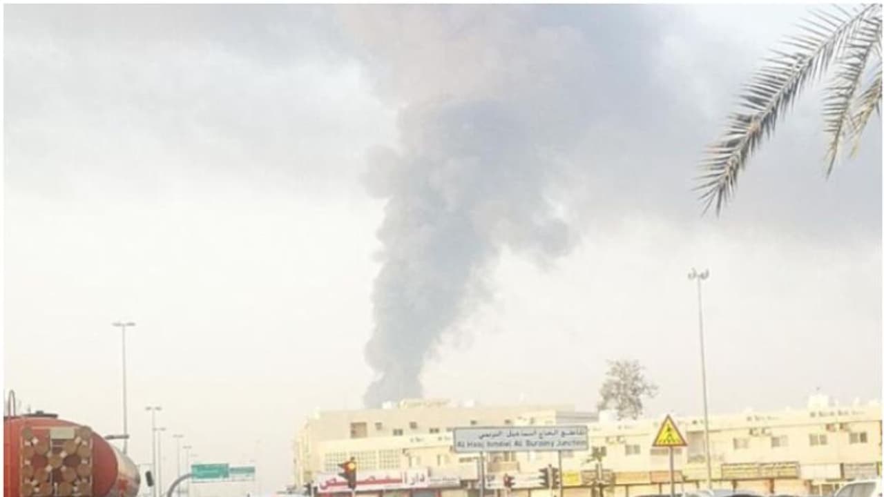 യുഎഇയില് വെയര്ഹൗസില് വന് തീപിടിത്തം യുഎഇയില് വെയര്ഹൗസില് വന് തീപിടിത്തം