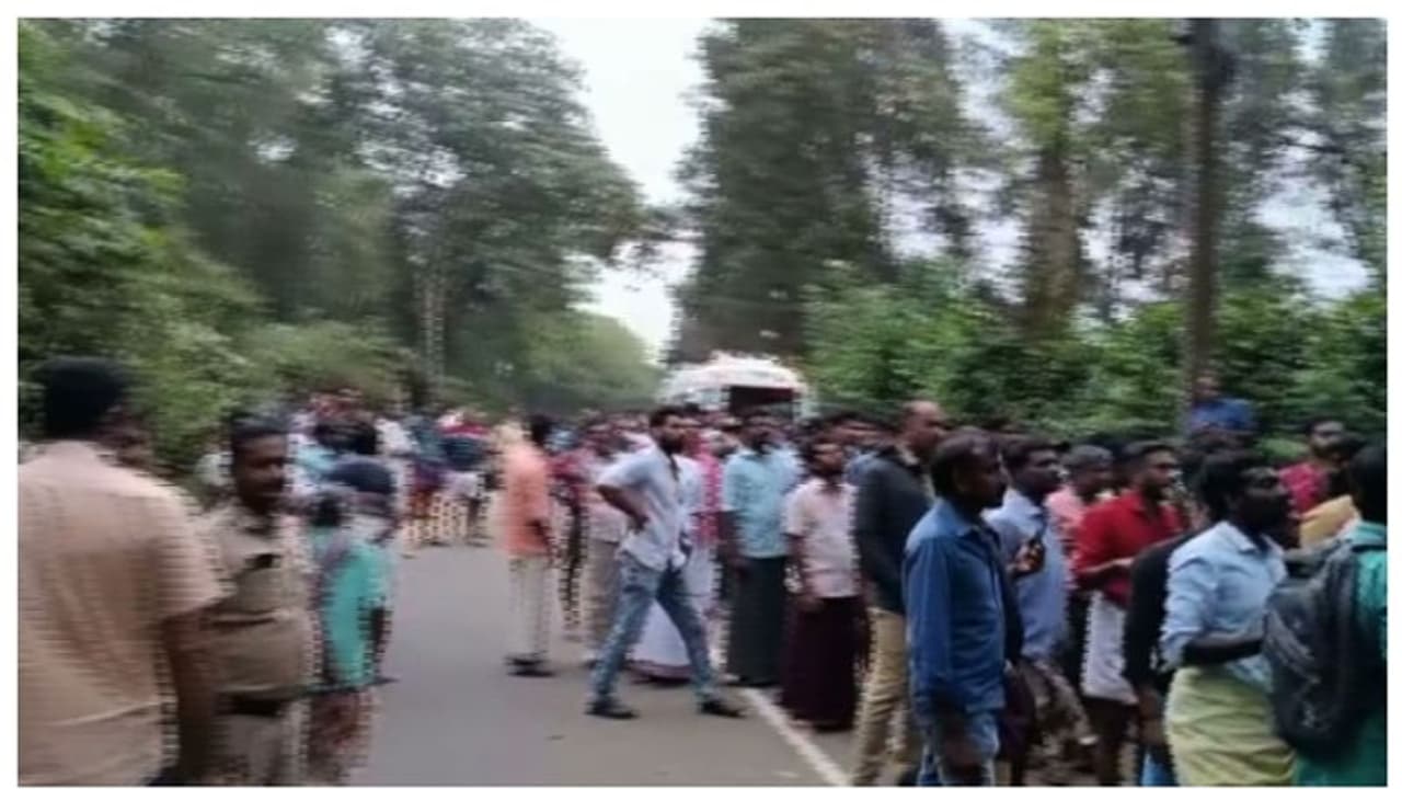 ഗ്രാനൈറ്റ് മറിഞ്ഞുവീണ് തൊഴിലാളികള് അടിയില്പ്പെട്ടു, 2 പേര്ക്ക് ദാരുണാന്ത്യം ഗ്രാനൈറ്റ് മറിഞ്ഞുവീണ് തൊഴിലാളികള് അടിയില്പ്പെട്ടു, 2 പേര്ക്ക് ദാരുണാന്ത്യം