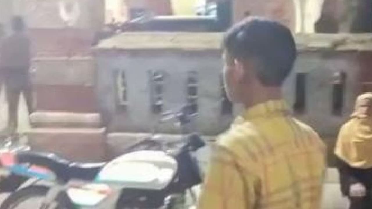 शॉकिंग क्राइम: सनकी आशिक ने गर्लफ्रेंड की शादी रुकवाने के लिए कर दी भाई की हत्या, आरोपी है नाबालिग शॉकिंग क्राइम: सनकी आशिक ने गर्लफ्रेंड की शादी रुकवाने के लिए कर दी भाई की हत्या, आरोपी है नाबालिग