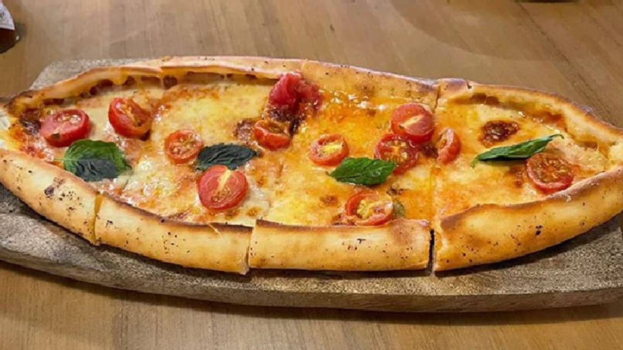 വ്യത്യസ്തമായ രീതിയില് പിസ ഓര്ഡര് ചെയ്ത് പെണ്കുട്ടി; രസികൻ വീഡിയോ വ്യത്യസ്തമായ രീതിയില് പിസ ഓര്ഡര് ചെയ്ത് പെണ്കുട്ടി; രസികൻ വീഡിയോ