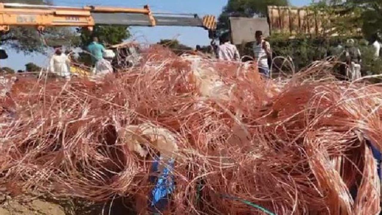 राजस्थान में खदान से नहीं किसान के खेत में से निकला इतना तांबा, देखने वालों की भीड़ लग गई