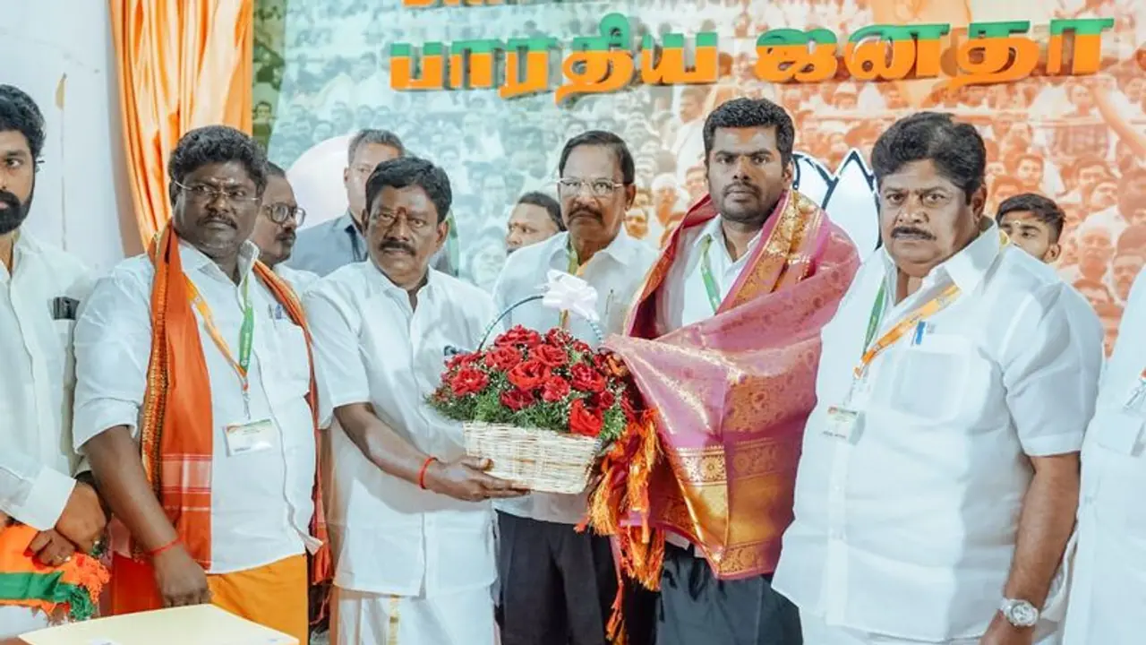 பாஜகவில் இணைந்தார் நிலக்கோட்டை தொகுதியின் முன்னாள் எம்.எல்.ஏ க.அன்பழகன்… அதிருப்தியில் அதிமுக!! பாஜகவில் இணைந்தார் நிலக்கோட்டை தொகுதியின் முன்னாள் எம்.எல்.ஏ க.அன்பழகன்… அதிருப்தியில் அதிமுக!!