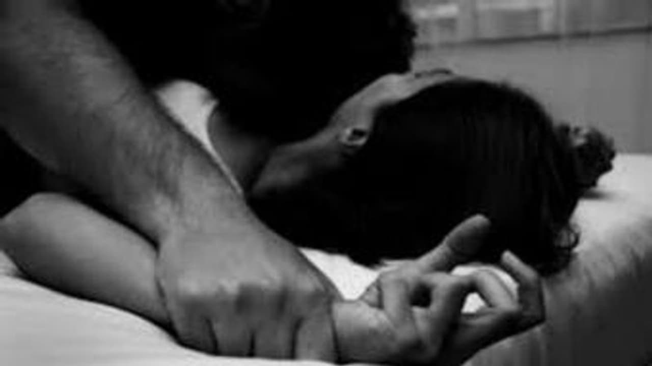 ఆరు నెలలుగా మైనర్ బాలికను నిర్భంధించి లైంగిక వేధింపులు.. ముగ్గురు మహిళలతో సహా 8 మందిని అరెస్టు.. 