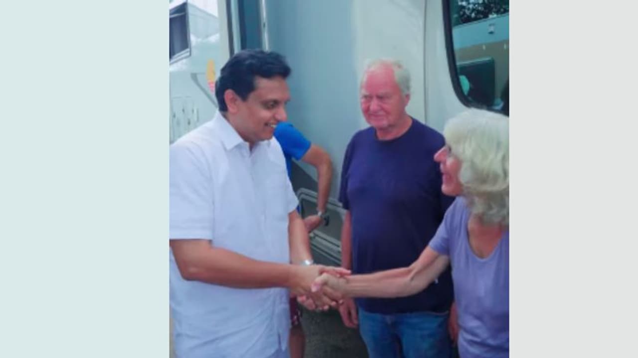 16 കാരവനുകളിലായി 31 സഞ്ചാരികൾ കേരളത്തിൽ; സ്വീകരിച്ച് മന്ത്രി മുഹമ്മദ് റിയാസ് 16 കാരവനുകളിലായി 31 സഞ്ചാരികൾ കേരളത്തിൽ; സ്വീകരിച്ച് മന്ത്രി മുഹമ്മദ് റിയാസ്