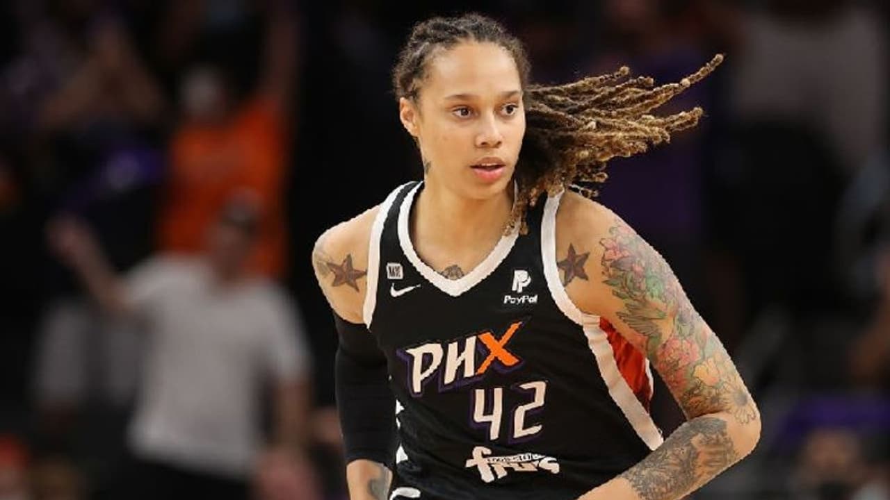 ജയില് മോചനത്തിന് ശേഷം ആദ്യമായി ബാസ്കറ്റ് ബോള് കോര്ട്ടിലെത്തി ബ്രിട്നി ഗ്രൈനര് ജയില് മോചനത്തിന് ശേഷം ആദ്യമായി ബാസ്കറ്റ് ബോള് കോര്ട്ടിലെത്തി ബ്രിട്നി ഗ്രൈനര്