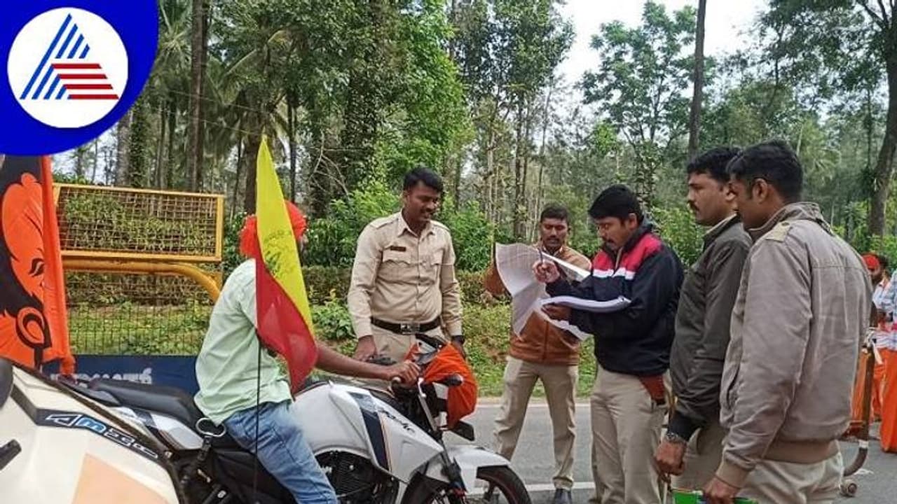 ಚಿಕ್ಕಮಗಳೂರು: ಬಾಳೆಹೊನ್ನೂರಲ್ಲಿ ದತ್ತಮಾಲಾಧಾರಿಗಳ ವಾಹನ ತಪಾಸಣೆ ಚಿಕ್ಕಮಗಳೂರು: ಬಾಳೆಹೊನ್ನೂರಲ್ಲಿ ದತ್ತಮಾಲಾಧಾರಿಗಳ ವಾಹನ ತಪಾಸಣೆ