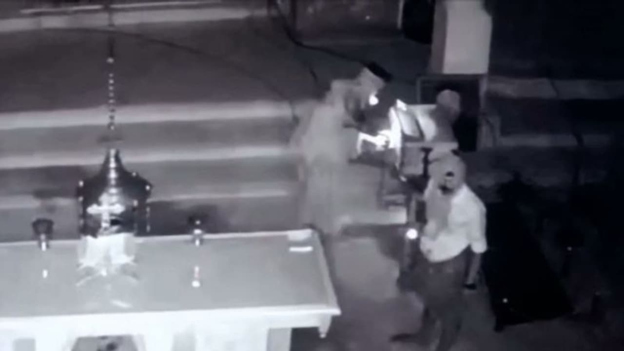 സിസിടിവി തുണി കൊണ്ട് മറച്ച് കാണിക്ക വഞ്ചി കുത്തിത്തുറന്നു; നിരവധി കേസുകളിലെ പ്രതി മണിയന് പിടിയില് സിസിടിവി തുണി കൊണ്ട് മറച്ച് കാണിക്ക വഞ്ചി കുത്തിത്തുറന്നു; നിരവധി കേസുകളിലെ പ്രതി മണിയന് പിടിയില്