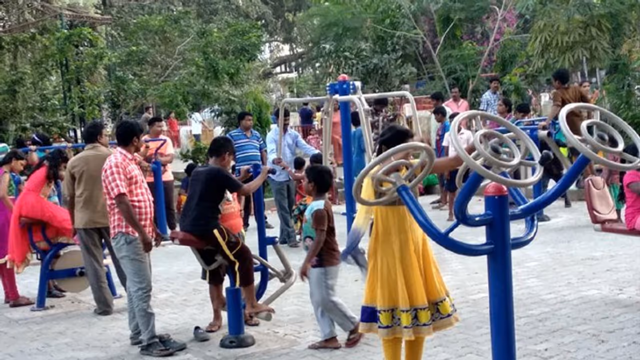 மிரட்டும் மாண்டஸ் புயல் முன்னெச்சரிக்கை நடவடிக்கையாக மாநகராட்சி பூங்காக்கள், விளையாட்டு திடல்கள் மூடல்.! மிரட்டும் மாண்டஸ் புயல் முன்னெச்சரிக்கை நடவடிக்கையாக மாநகராட்சி பூங்காக்கள், விளையாட்டு திடல்கள் மூடல்.!