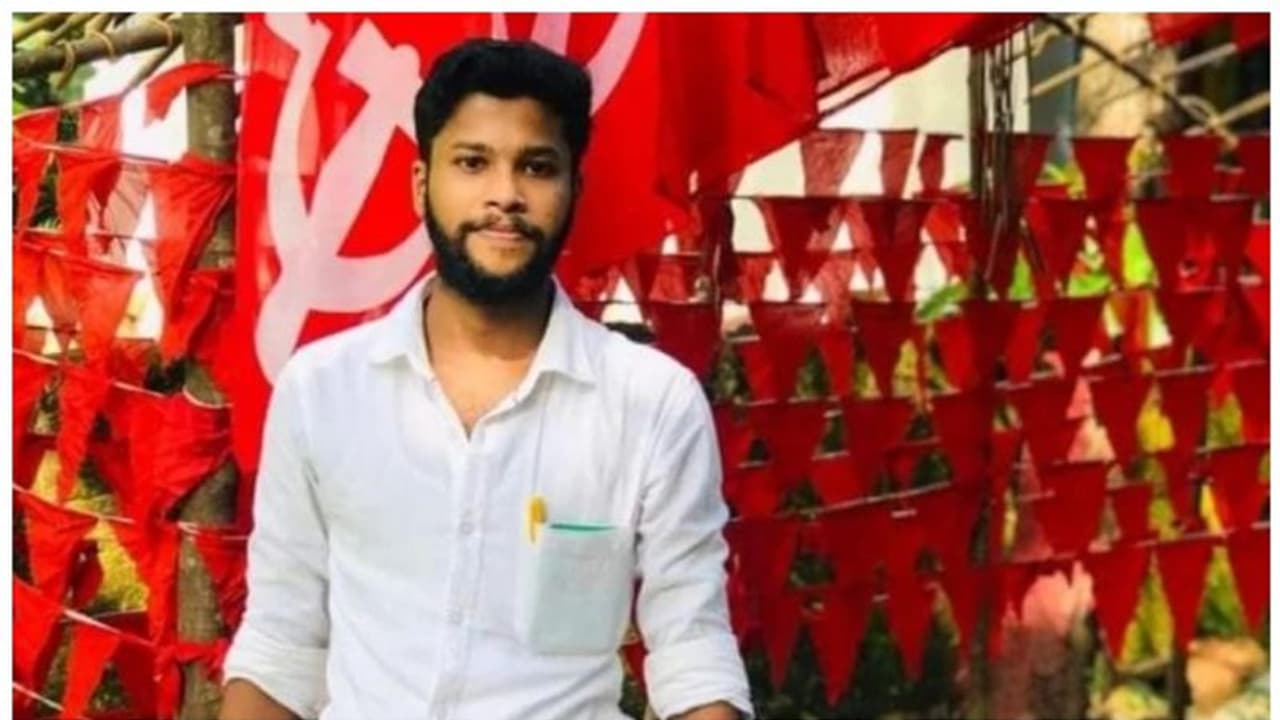 മൊബൈൽ ഫോണിലൂടെ ഒൻപതാം ക്ലാസുകാരിയോട് അശ്ലീലമായി സംസാരിച്ചു; ഡിവൈഎഫ്ഐ നേതാവ് അറസ്റ്റിൽ