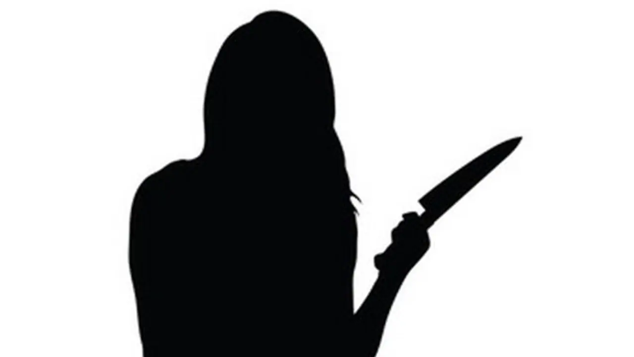 പിറന്നാളിന് വൈകിയത് വഴക്കായി; അടിച്ചതിന് പകരം കാമുകന്റെ കഴുത്തിന് കുത്തി കാമുകി പിറന്നാളിന് വൈകിയത് വഴക്കായി; അടിച്ചതിന് പകരം കാമുകന്റെ കഴുത്തിന് കുത്തി കാമുകി