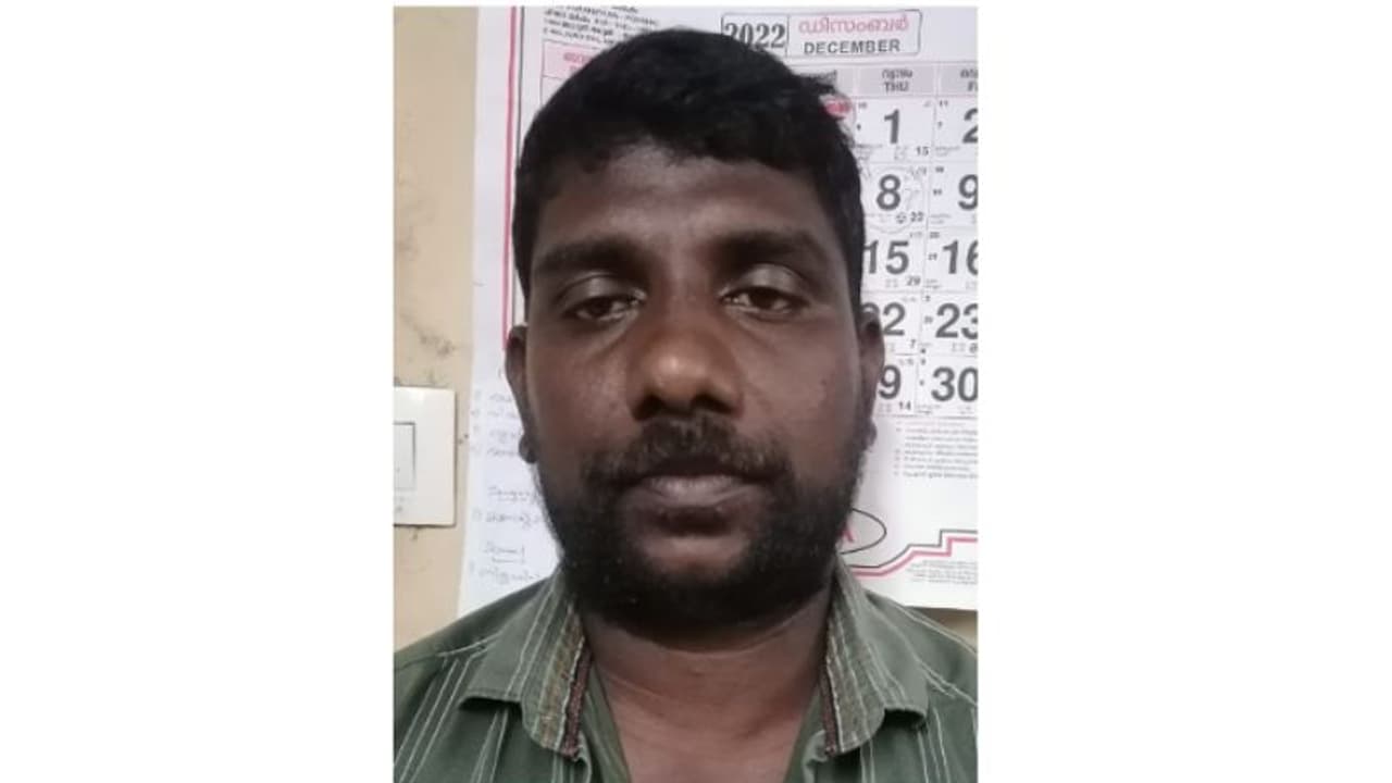 വാഹനം റോഡിന് കുറുകെയിട്ട് ഗതാഗത തടസം സൃഷ്ടിച്ചു; ചോദ്യം ചെയ്ത പൊലീസിനെ കൈയേറ്റം ചെയ്തയാള് പിടിയില് വാഹനം റോഡിന് കുറുകെയിട്ട് ഗതാഗത തടസം സൃഷ്ടിച്ചു; ചോദ്യം ചെയ്ത പൊലീസിനെ കൈയേറ്റം ചെയ്തയാള് പിടിയില്