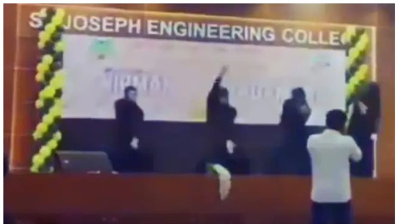എഞ്ചിനീയറിംഗ് കോളേജ് പരിപാടിക്കിടെ ബുർഖ ധരിച്ച് ഡാൻസ്; കർണാടകയിൽ 4 ആൺകുട്ടികളെ സസ്പെൻഡ് ചെയ്തു എഞ്ചിനീയറിംഗ് കോളേജ് പരിപാടിക്കിടെ ബുർഖ ധരിച്ച് ഡാൻസ്; കർണാടകയിൽ 4 ആൺകുട്ടികളെ സസ്പെൻഡ് ചെയ്തു